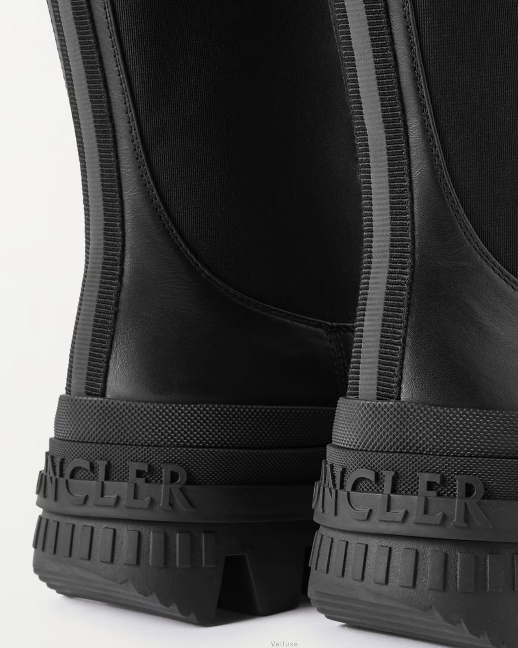 MONCLER
Neue leather Chelsea boots
