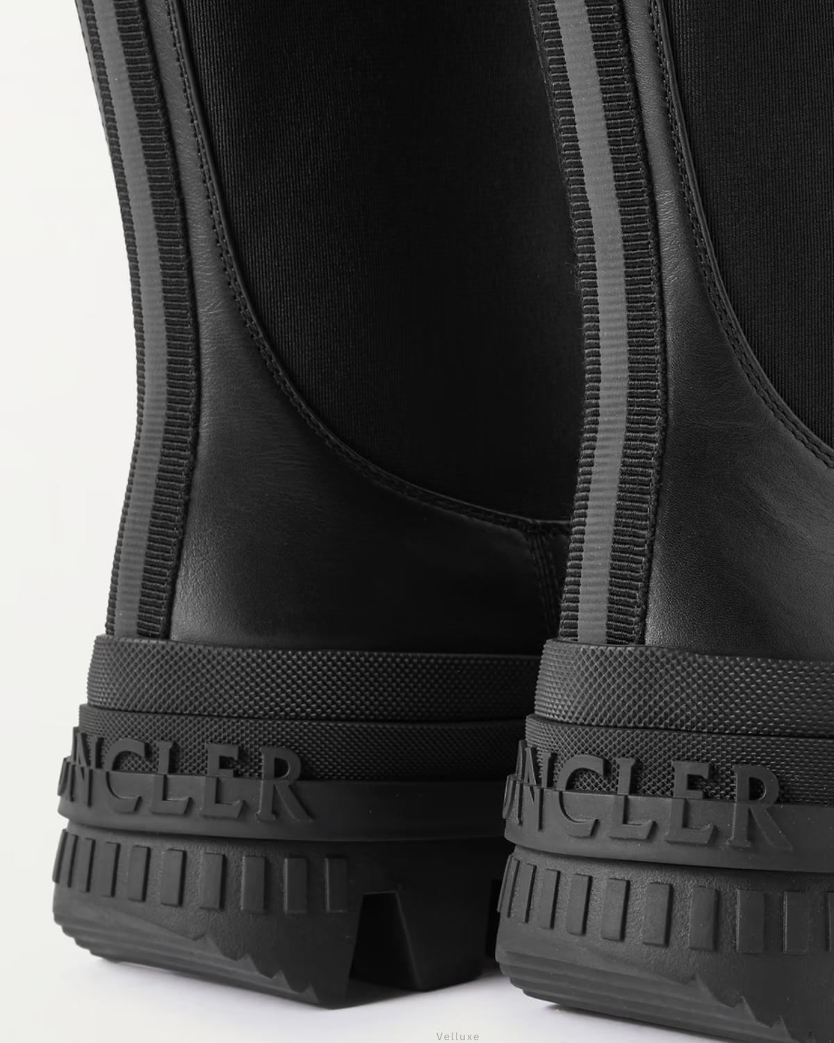 MONCLER
Neue leather Chelsea boots